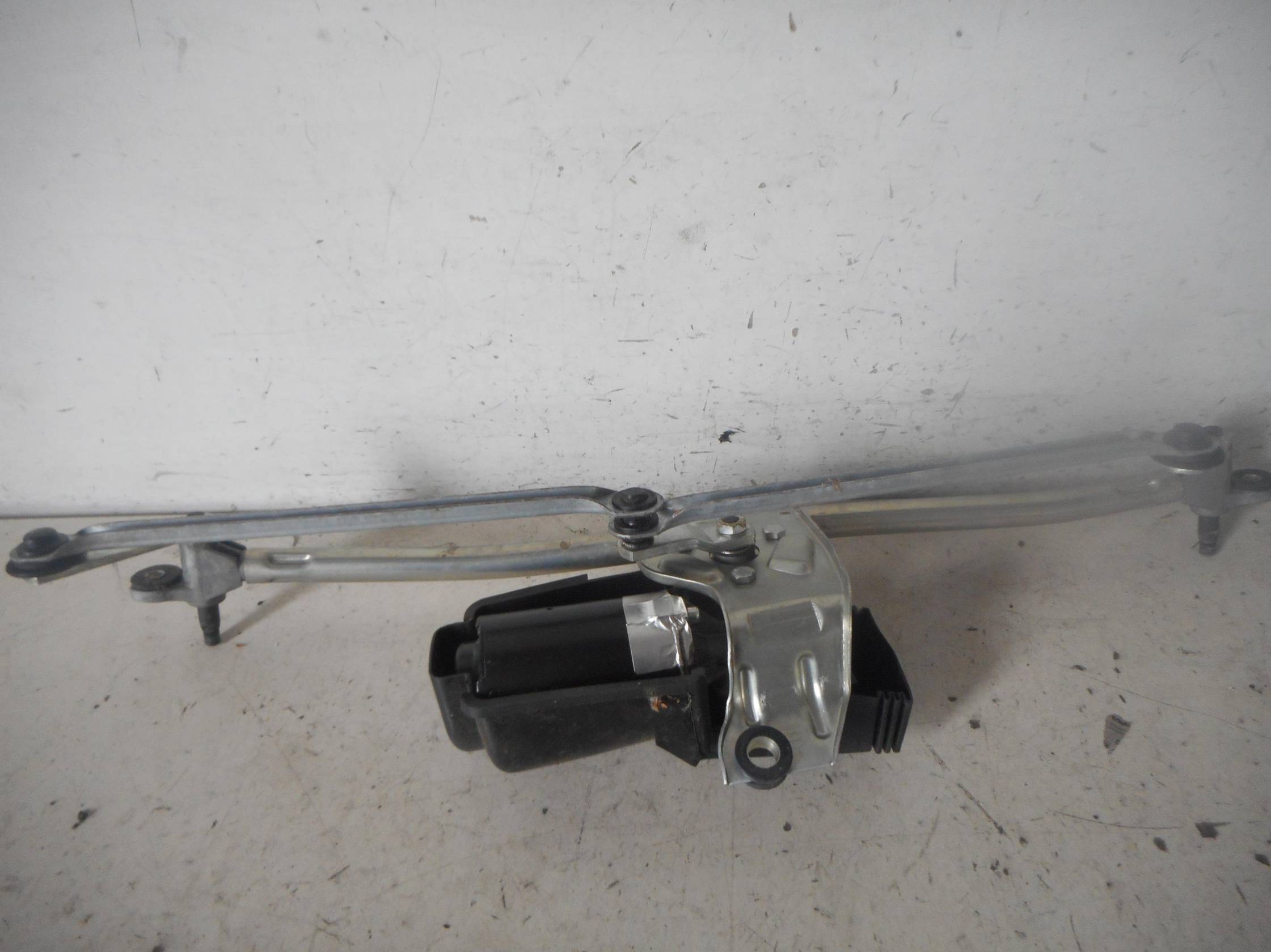 Braccio tergiparabrezza sx.